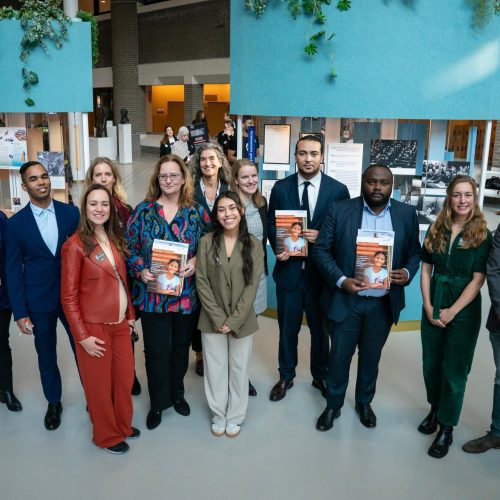 Groep KROS en politici uitreiking Next Gen Aid